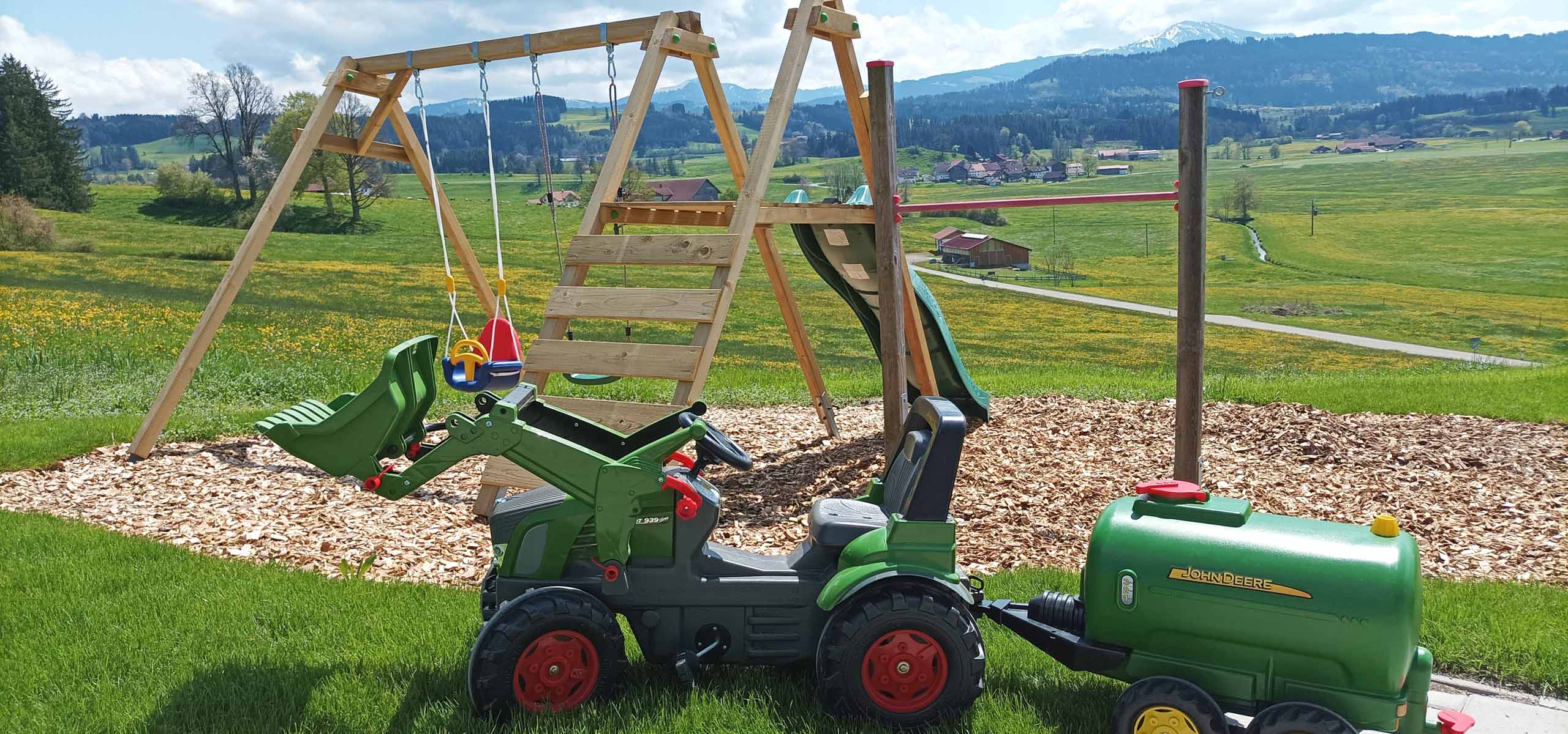 Kinderspielplatz mit Bergpanorama