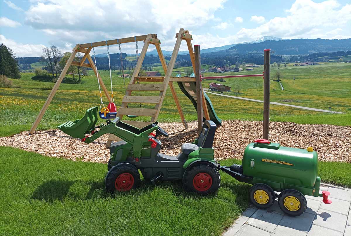Kinderspielplatz mit Bergpanorama
